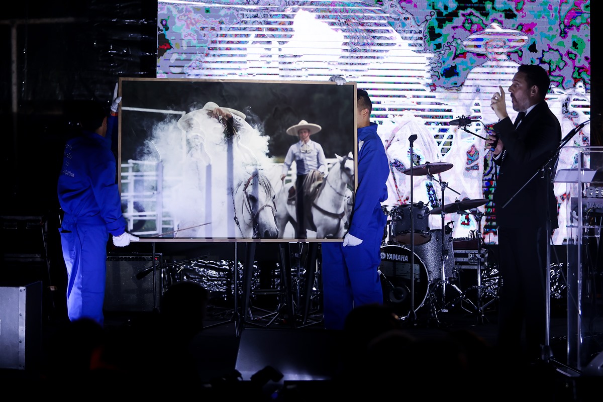 Rudy Weissenberg auctions off a work by Gonzalo Lebrija Torres(Getty Images)