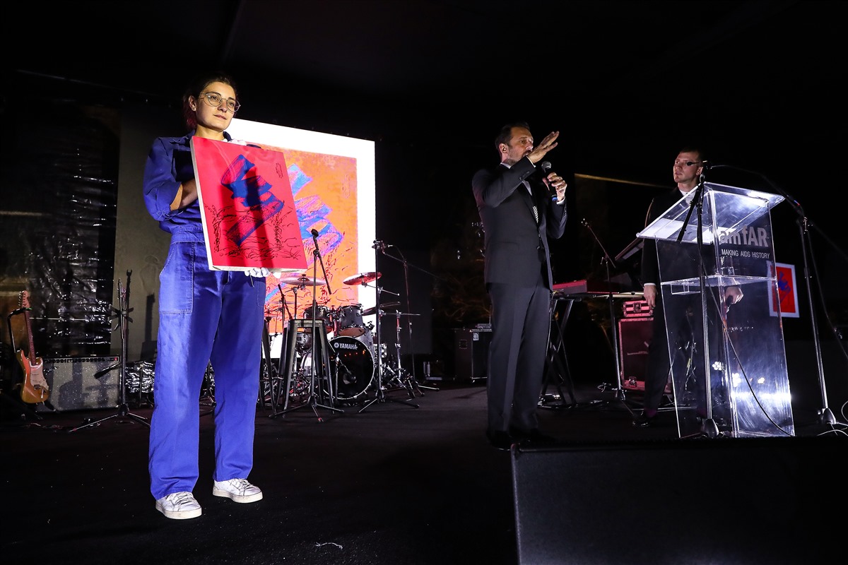 Rudy Weissenberg auctions off a work by Mario Garcia Torres(Getty Images)