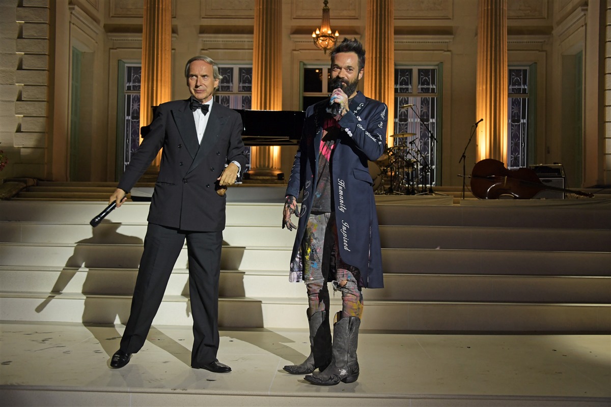 Auctioneer Simon de Pury and artist Sacha Jafr (Getty Images)
