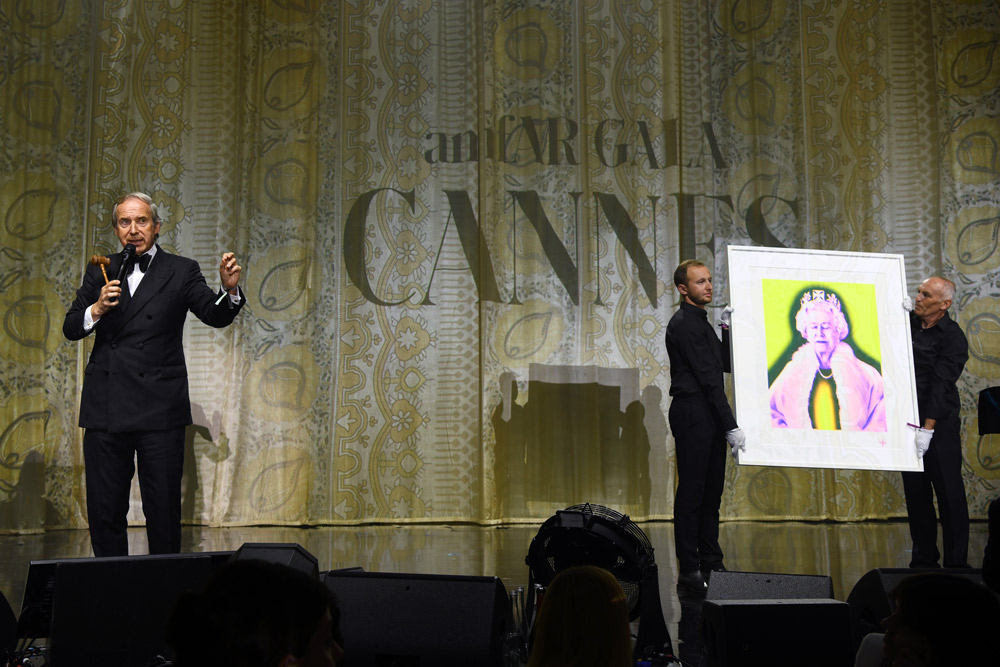 Auctioneer Simon de Pury with Chris Levine auction lot (Photo by Getty Images)