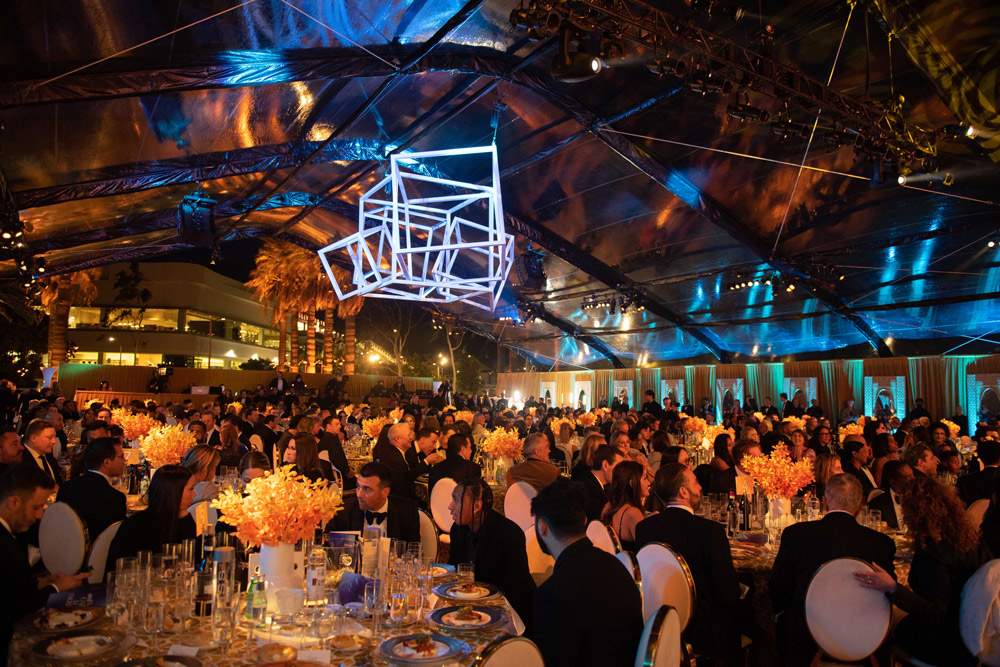 Guests seated for dinner at the 2022 amfAR Gala Los Angeles (photo: Ryan Emberley & Kennedy Pollard)
