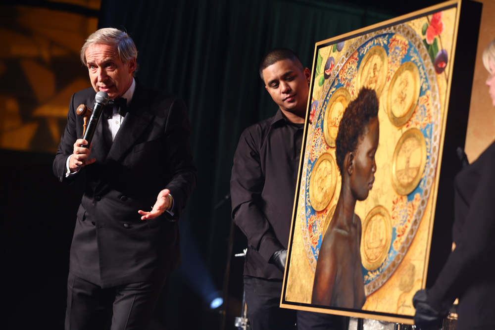 Simon de Pury auctions off the piece Portrait of Eve by Harmonia Rosales (photo: Getty Images for amfAR)