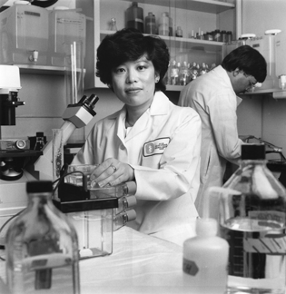 La Dra. Nancy Chang en su laboratorio en la década de 1980.