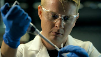 Portrait of Judd Hultquist, PhD, a Krim Fellow researching HIV/AIDS at the Gladstone Institute