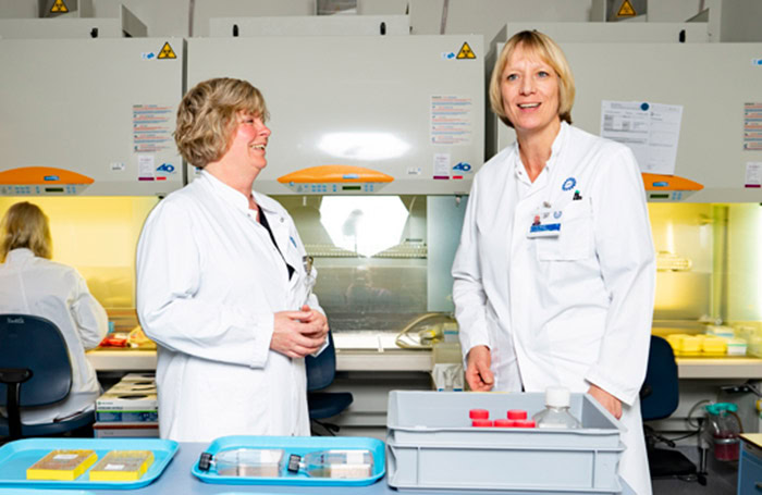 Researchers Monique Nijhuis (left) and Anne Wensing (right) of UMC Utrecht