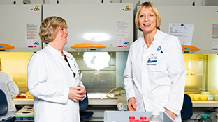 Thumbnail photo of researchers Monique Nijhuis (left) and Anne Wensing (right) of UMC Utrecht