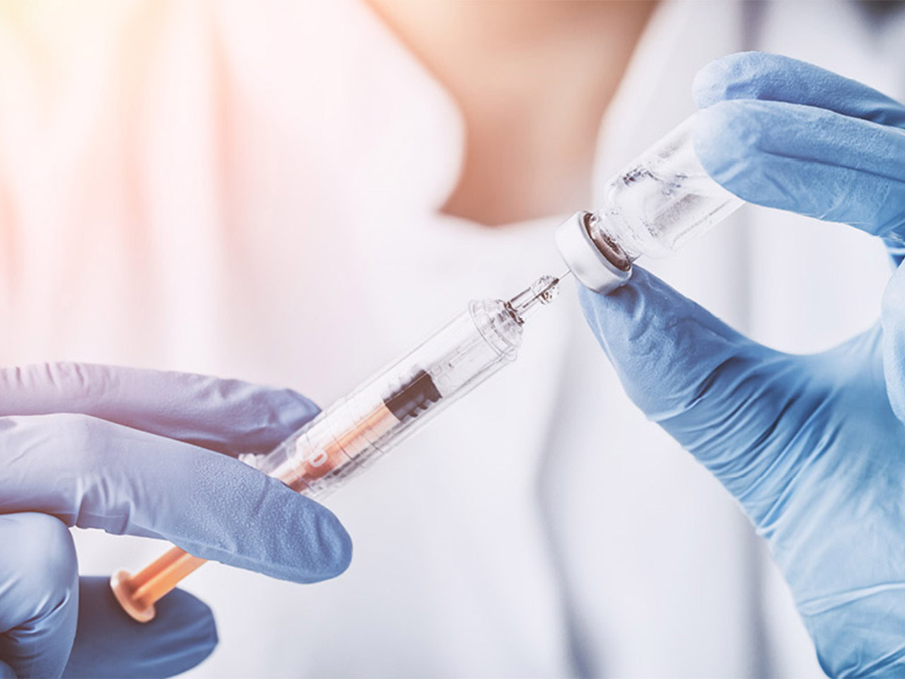 Doctor preparing a dose of Lenacapavir.
