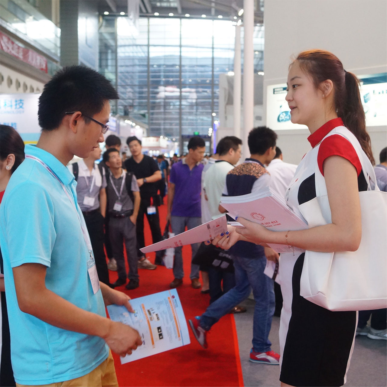 AmfAR representative engaging with attendee at conference.
